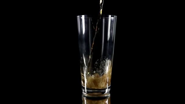 Освежающий газированный кокс, наливаемый в стакан — стоковое видео
