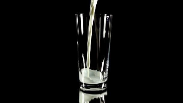 被装满牛奶的玻璃杯 — 图库视频影像