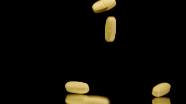 Naranja píldoras caída y dispersión — Vídeo de stock