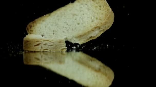 Un pezzo di pane tostato cade e si sgretola un po ' — Video Stock