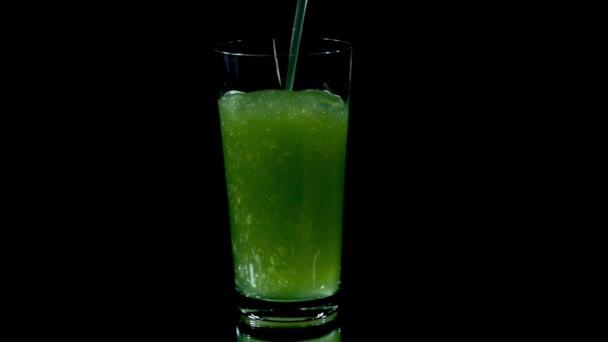 Greenish juice from vitamin tablets ready for drinking — Stock Video