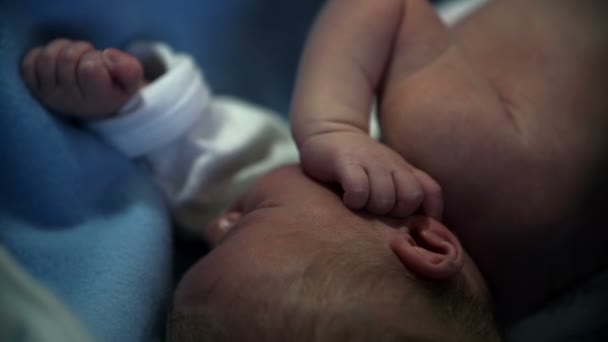 Proberen om de pasgeboren baby aankleden en bereiden hem voor een schietpartij — Stockvideo