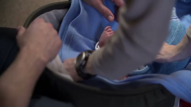 Les parents mettent des vêtements sur leur bébé — Video