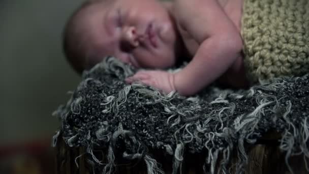 Младенец, одетый в трикотаж во время комфортного сна — стоковое видео