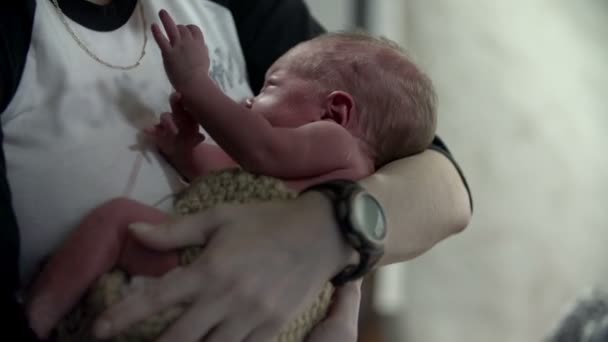 Mamma håller sin lekfulla baby i famnen — Stockvideo