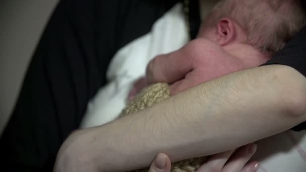 El bebé se está debilitando y estirando sus brazos en cámara lenta — Vídeos de Stock