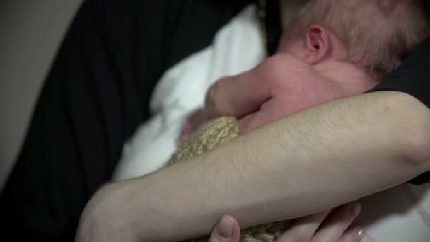 Bebê está se desgastando e esticando os braços em câmera lenta — Vídeo de Stock