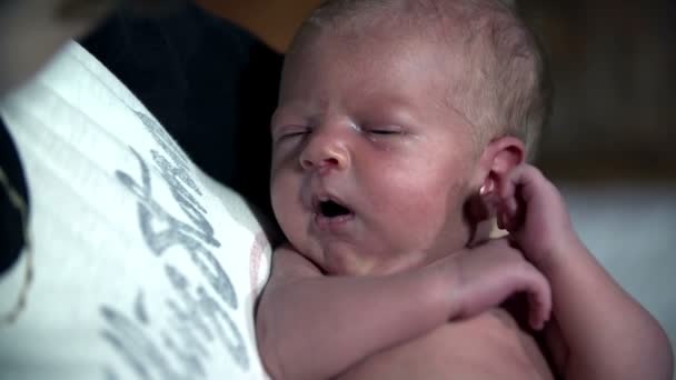 Acariciando um bebê tiro em câmera lenta — Vídeo de Stock