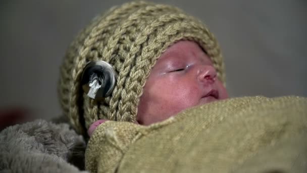 Müdes Baby in thematischer brauner Kleidung — Stockvideo