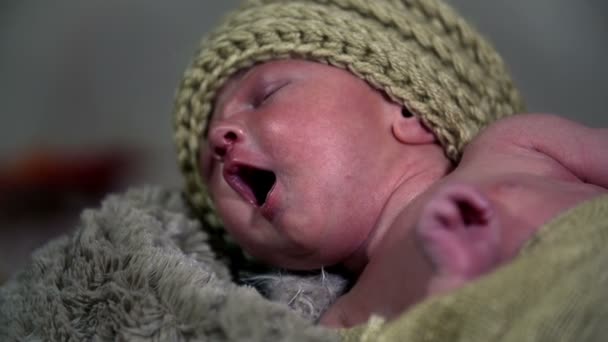 Baby gäspningar tungt i slow motion — Stockvideo