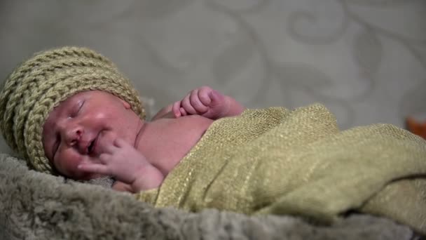 Herbst thematische Baby-Szene mit einem bedürftigen Baby — Stockvideo