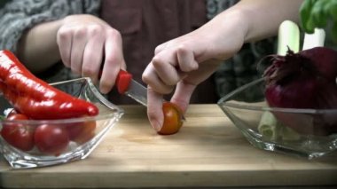 bir ahşap yemek masası üzerinde minik domates Dilimleme