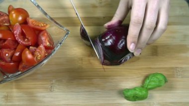 yavaş çekimde mutfakta ahşap masa üzerine soğan Dilimleme