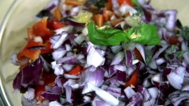 ağır çekimde sebze üst kısmında bazı baharat eklemek