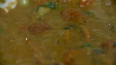 sebzeler tavada kaynar