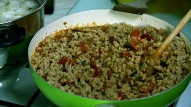 lezzetli bir yemek bir kepçe ile karıştırarak