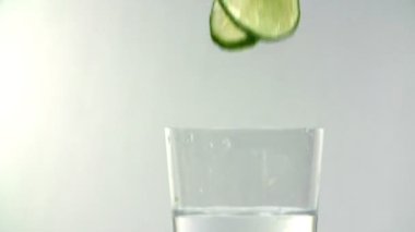 фрагменти вапна потрапляють у воду в уповільненому Русі