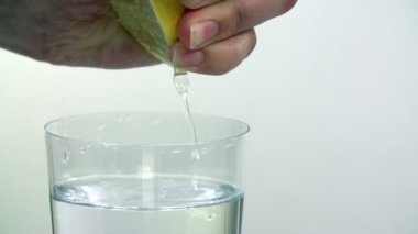 limon suyu limon bir içki için dışarı sıkma