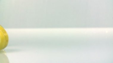 Runde Scheiben Zitrone roll am weißen Tisch