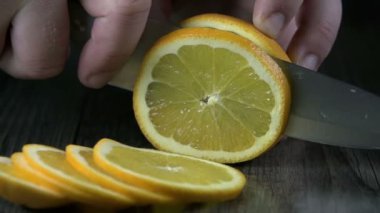 limon içecek yapmak için ince parçalar halinde kesme