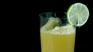 cam suyu yavaş çekimde tam narenciye meyve dilimleri düşmek