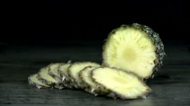 ananas dilimleri siyah tablo yavaş çekimde düşmek