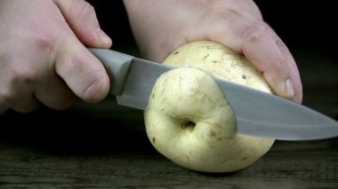 yavaş çekimde siyah arka plan üzerine bir elma Dilimleme