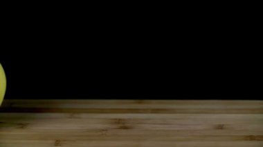 Greyfurt masanın üzerinden hareket yavaş alır.