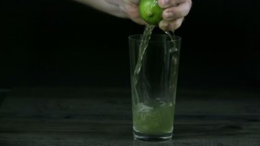 iken el squezzing lime lime suyu hızla cam içine dökülen