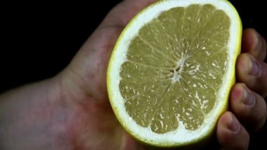 squezzing limon limon suyu almak için
