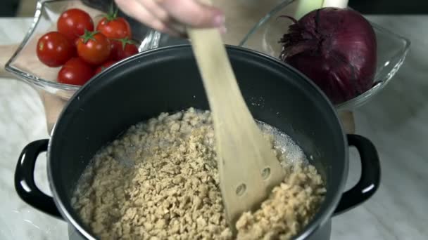 Stirring cereale di soia con mestolo di cottura — Video Stock