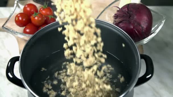 Soja, das mit Wasser in eine Schüssel fällt — Stockvideo