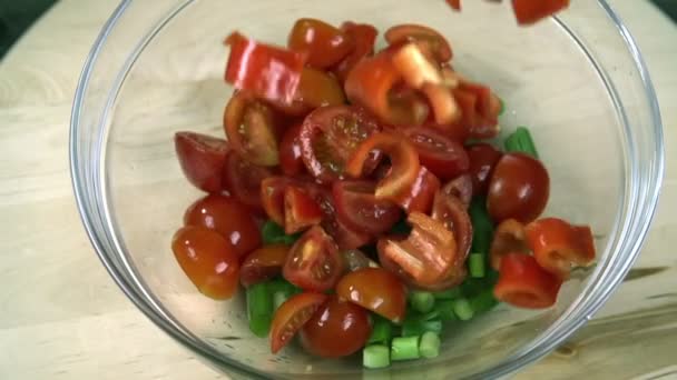 Paprika fällt in Tasse mit Lauch und Tomaten — Stockvideo
