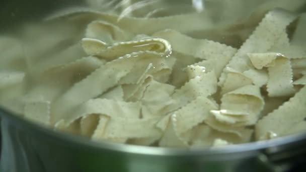 Zouten van de pasta in het water — Stockvideo