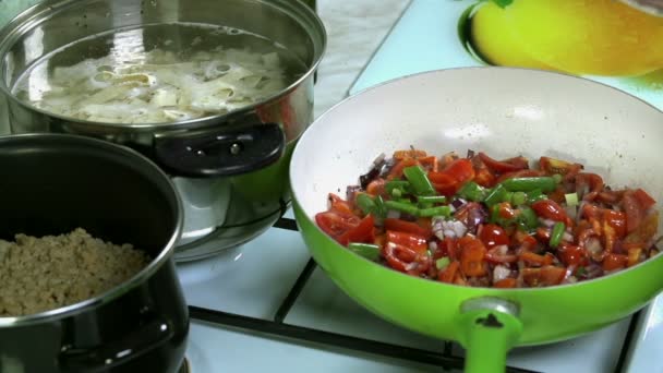 Añadir varias verduras a la mezcla en una sartén en cámara lenta — Vídeo de stock