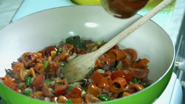 Додавання томатного супу в овочеву суміш на сковороді — стокове відео