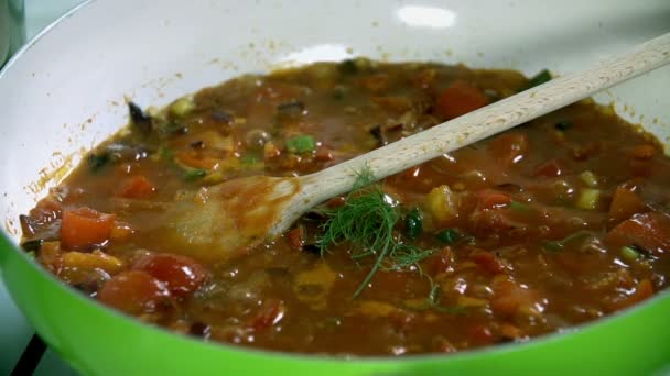 Pimenter le repas qui est préparé dans la casserole — Video