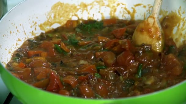 在锅里用慢动作勺搅拌蔬菜 — 图库视频影像