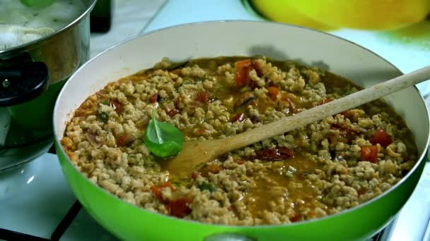 Додавання зелених спецій на киплячу соєву їжу на сковороді — стокове відео