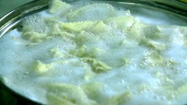 Pasta hirviendo en un gran plato de cocina — Vídeos de Stock