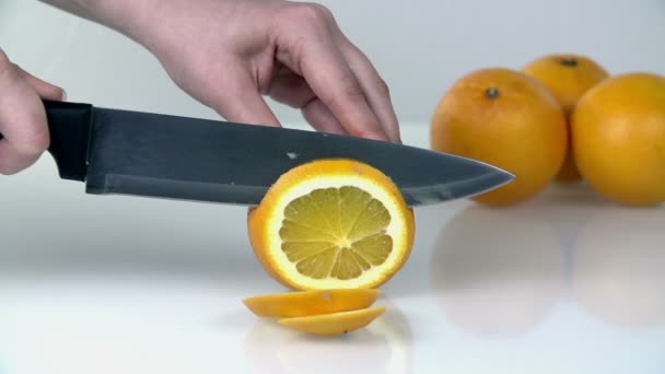 Розрізання цитрусових на тонкі шматки великим ножем — стокове відео