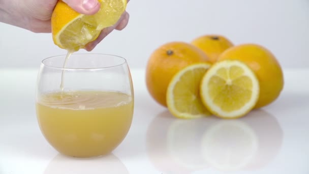 mačkání citrusové ovocné šťávy