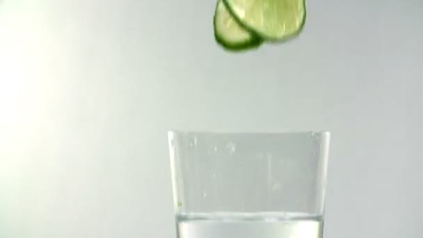 Skivor Lime falla i vatten i slow motion — Stockvideo
