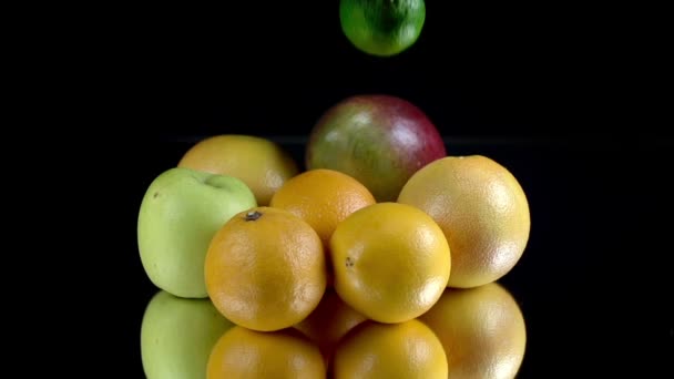 Las limas caen sobre la pila de fruta — Vídeos de Stock