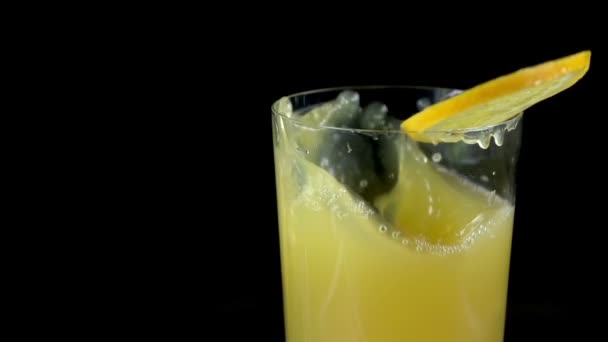 Preparing a glass of juice with citrus slices — Stock Video