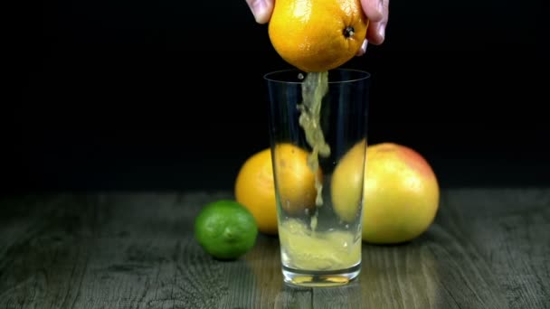 Purification du jus en verre d'orange au ralenti — Video