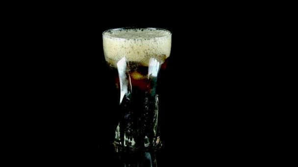 Bubbels barsten in cokes van schuim — Stockvideo