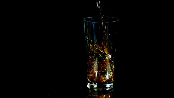 Filling up a glass with coke in slow motion — Stock Video