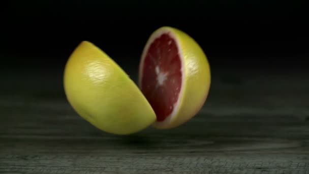 Halbierte Grapefruit zerfällt bei Aufprall — Stockvideo