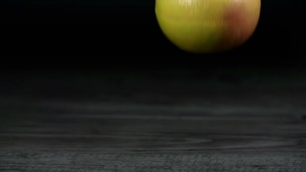 Darab grapefruit rész, amikor elérik a táblázat — Stock videók
